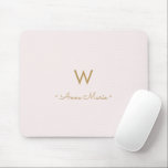 Modern Blush Pink Gold Script Monogram Mousepad<br><div class="desc">Modernes,  elegantes Monogramm-Design mit handgeschriebener,  minimalistischer Schriftzeichen-Typografie und serifenloser Blocktypografie auf elegantem pastellfarbenem,  blass rosa Hintergrund. Das Monogramm und der Name können leicht personalisiert werden.</div>