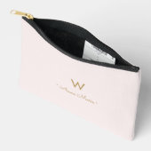 Modern Blush Pink Gold Script Monogram Zubehörtasche (Offen)