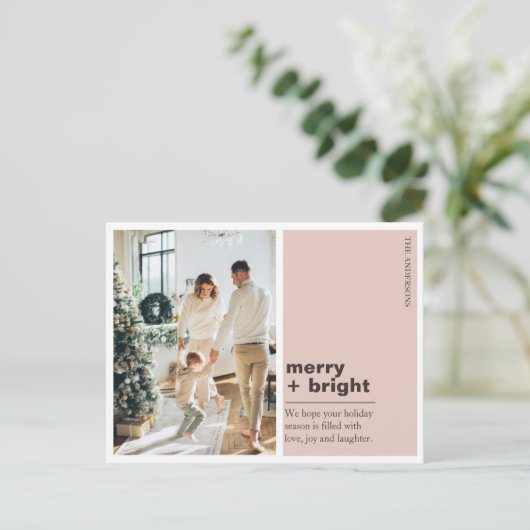 Modern Blush Pink Merry + Bright Christmas Photo  Postkarte (Stehend Vorderseite)