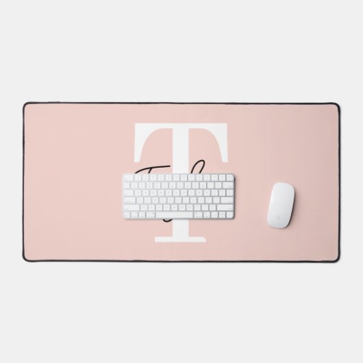 Modern Blush Pink Monogram Name Feminine Script Schreibtischunterlage (Tastatur & Maus)