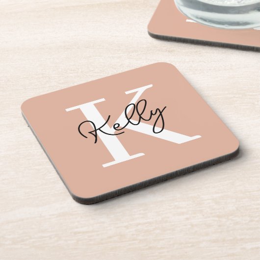 Modern Blush Pink Monogram Script Getränkeuntersetzer (Linke Seite)