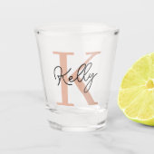 Modern Blush Pink Monogram Script Schnapsglas (Vorderseite)
