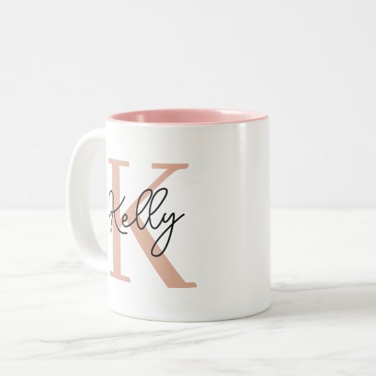 Modern Blush Pink Monogram Script Zweifarbige Tasse (Vorderseite Links)
