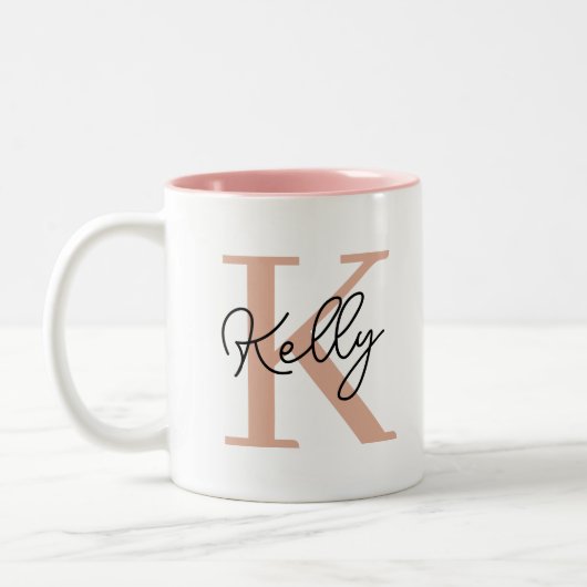 Modern Blush Pink Monogram Script Zweifarbige Tasse (Links)
