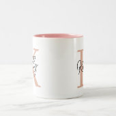Modern Blush Pink Monogram Script Zweifarbige Tasse (Mittel)