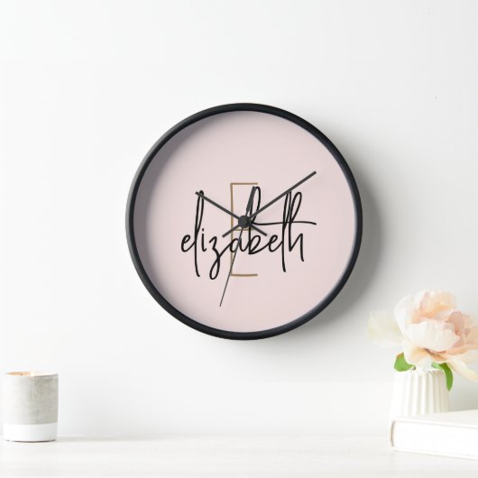 Modern Blush Pink Monogram Uhr (Zuhause)