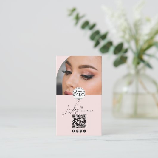 Modern Blush Pink Script Logo QR Code Photo Lashes Visitenkarte (Stehend Vorderseite)