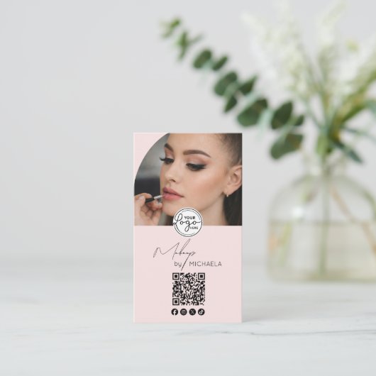 Modern Blush Pink Script Logo QR Code Photo Makeup Visitenkarte (Stehend Vorderseite)