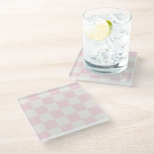 Modern Blush Pink White Checkered Glasuntersetzer (Schrägansicht)