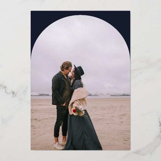 Modern Boho arch 2 Fotos Hochzeitmarineblau Folieneinladung (Rückseite)