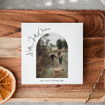 Modern Boho Arch Holly Jolly Christmas One Foto Feiertagskarte<br><div class="desc">Feiern Sie die Freude der Saison mit diesem modernen Bohobarbogen heilig fröhlich Weihnachten ein Foto Urlaubskarte. Das einzigartige und chic bearbeitbare Skript schafft eine Touch von Charme und Individualität. Das schlichte, elegante Schwarz-Weiß-Design mit einem klassischen böhmischen Bogen erinnert an ein skurriles Winterambiente. Der minimale und zarte festliche Schriftart verleiht Kreativität...</div>
