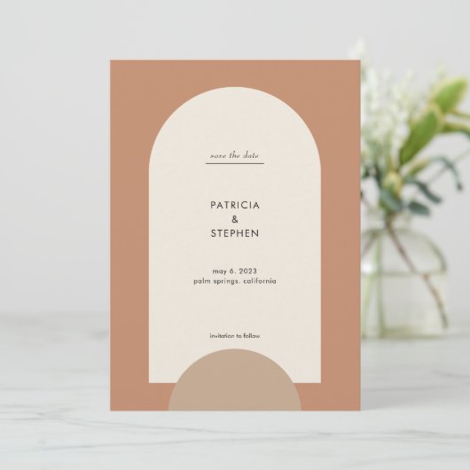 Modern Boho Arch Wüste Terracotta Sand Save The Date (Stehend Vorderseite)