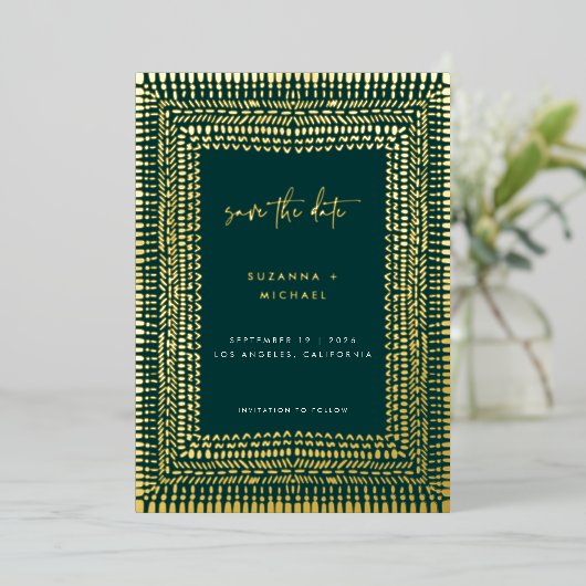 Modern Boho Emerald Green Frame Wedding Rett Date Folieneinladung (Stehend vorne)