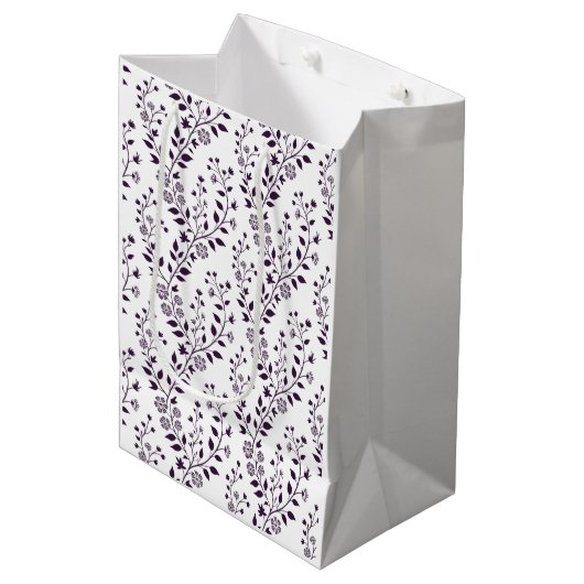 Modern Boho Floral Pattern Plum White Mittlere Geschenktüte (Vorderseite Schrägansicht)