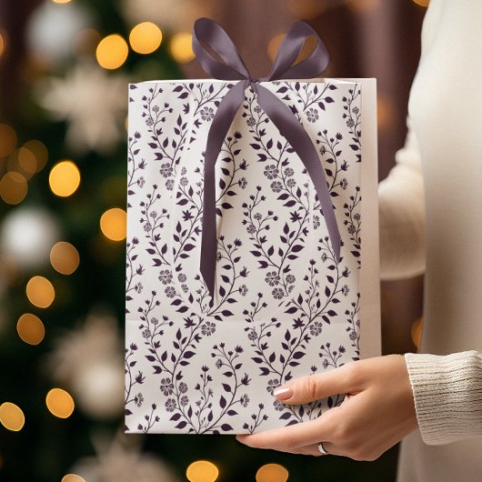 Modern Boho Floral Pattern Plum White Mittlere Geschenktüte
