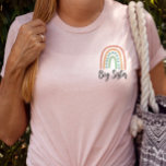 Modern Boho Rainbow Big Sister T - Shirt<br><div class="desc">Dieser komplett editierbare Big Sister T - Shirt besticht durch einen modernen böhmischen Regenbogen. Dieses klassische Shirt ist das perfekte Geschenk für Große Schwester oder Große Schwester. Oder Sie können einfach jedem zeigen, dass Sie eine stolze Big Sister sind! Die Formulierung 'Big Sister' ist vollständig editierbar, sodass Sie die Farbe...</div>