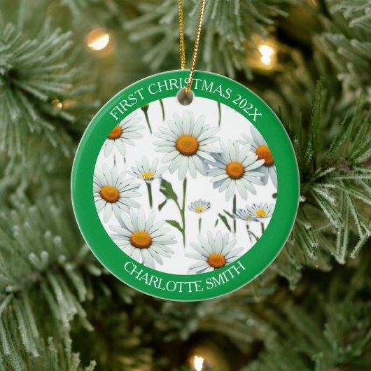 Modern Boho White Daisy Floral Erste Weihnachten Keramik Ornament (Baum)