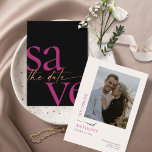 Modern Bold Foto Magenta Melon Black Save The Date<br><div class="desc">Diese 5" x 7" speichern die Dattelkarten mit einem minimalistischen Design in lebhaften Melonen und Magenta-Buchstaben auf schwarzem Hintergrund mit Platzhaltern auf der Rückseite für die verlobten Paarnamen,  Hochzeitstag und Veranstaltungsinformationen und Ihr Lieblings-Foto!</div>