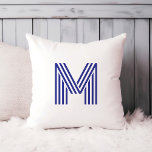 Modern Bold Monogram | Jede Farbe Kissen<br><div class="desc">Dieses moderne und stilvolle Kissen besticht durch eine trendige, gestreifte, diskotypische Typografie. Das Kissen, wie hier gezeigt, weist einen blauen Buchstaben auf einem weißen Hintergrund auf, aber Sie können ganz einfach jede Farbe für den Buchstaben und den Hintergrund im Designwerkzeug auswählen. Ein cooler und farbenfroher Blick, den jeder Liebe würde....</div>