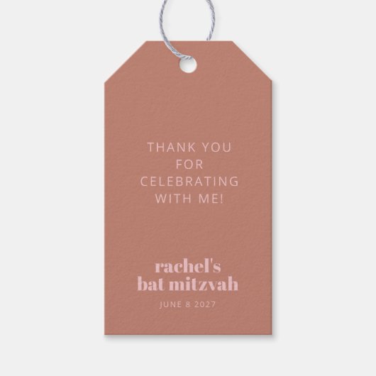 Modern Bold Typografy Terracotta Pink Bat Mitzvah Geschenkanhänger (Vorderseite)