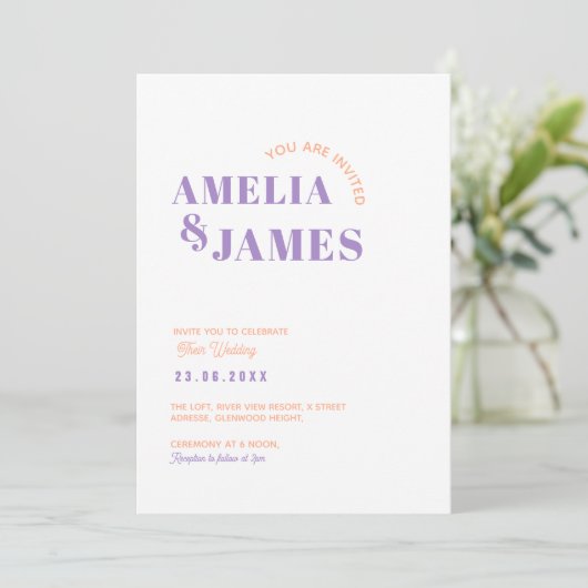 modern Bold Wavy funky Lilac & Peach Wedding Einladung (Stehend Vorderseite)