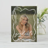 Modern Bow Photo Graduation Party Invitation Einladung (Stehend Vorderseite)