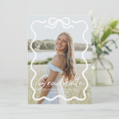 Modern Bow Photo Graduation Party Invitation Einladung (Stehend Vorderseite)