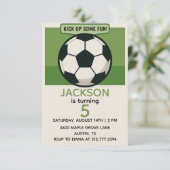 Modern Boys Soccer Birthday – Green Theme Einladung (Stehend Vorderseite)
