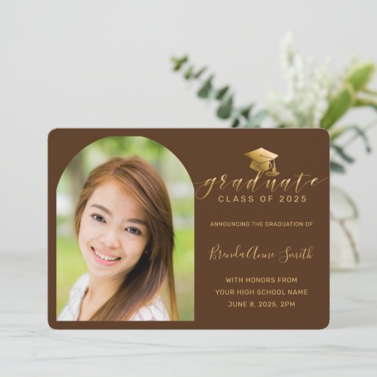 Modern Brown Gold Cap Script Arch Foto Abschluss Ankündigung (Stehend Vorderseite)