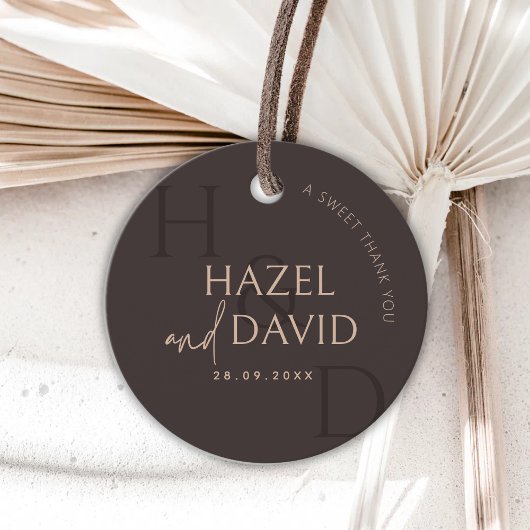 Modern Brown Monogram Minimalist Wedding Geschenkanhänger