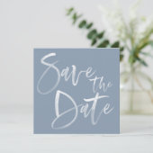 Modern Brush Calligraphy Script Dusty Blue Wedding Save The Date (Stehend Vorderseite)