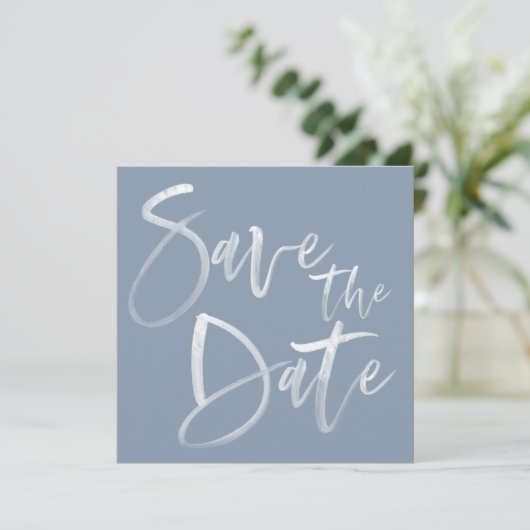Modern Brush Calligraphy Script Dusty Blue Wedding Save The Date (Stehend Vorderseite)