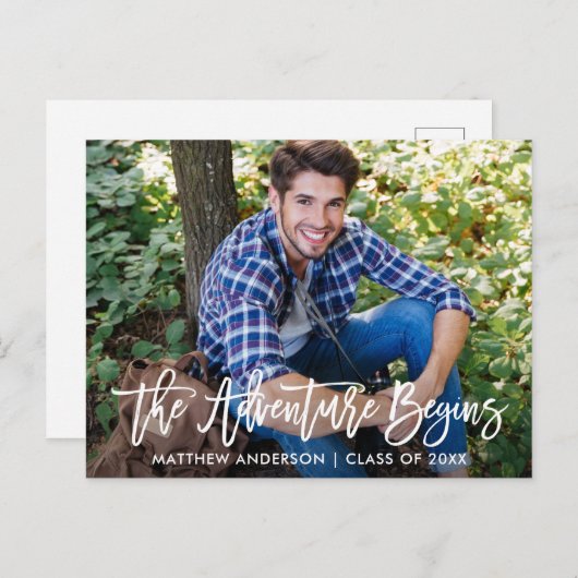 Modern Brush Script Adventure fängt Abschluss an Postkarte (Vorne/Hinten)