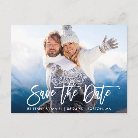 Modern Brush Script Couple Foto Save the Date W Postkarte (Vorderseite)