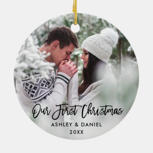 Modern Brush Script Couture Unsere ersten Weihnach Keramik Ornament (Hinten)