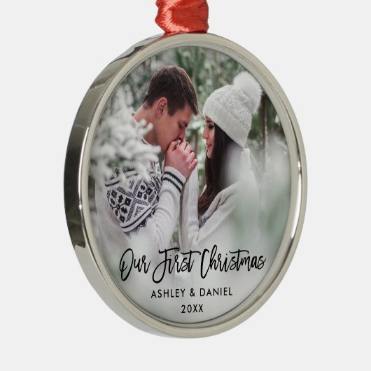 Modern Brush Script Couture Unsere ersten Weihnach Ornament Aus Metall (Rechts)