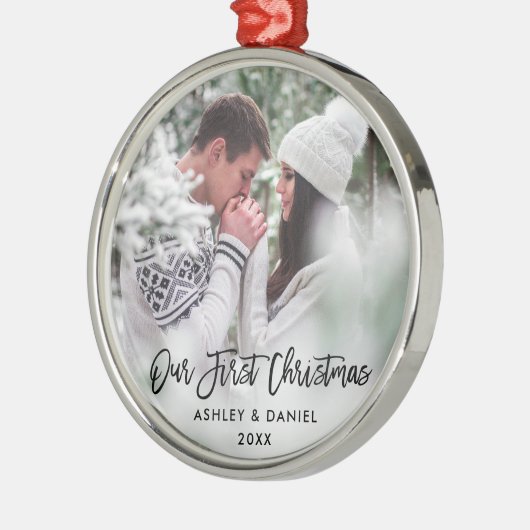 Modern Brush Script Couture Unsere ersten Weihnach Ornament Aus Metall (Links)