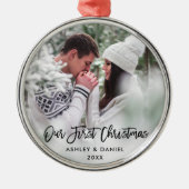 Modern Brush Script Couture Unsere ersten Weihnach Ornament Aus Metall (Vorne)