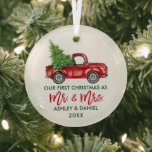 Modern Brush Script First Christmas Red Truck Ornament Aus Glas<br><div class="desc">Modern Brush Script Unsere ersten Weihnachten als Mr. und Mrs. - Aquarellfarbene Vintage Truckglasverzierung</div>