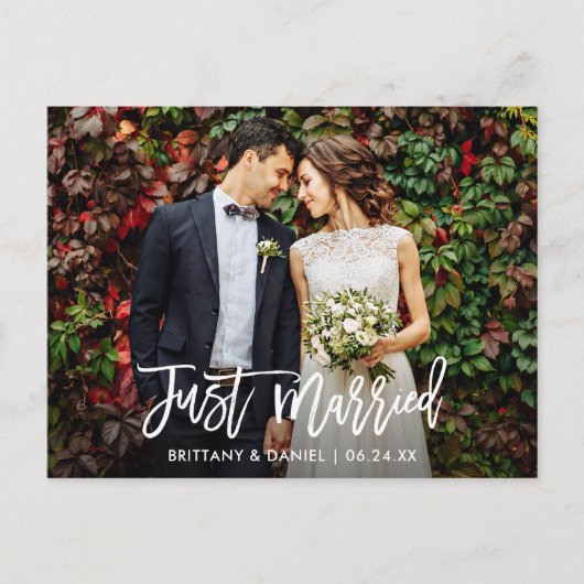 Modern Brush Script Foto Nur verheiratet Postkarte (Vorderseite)