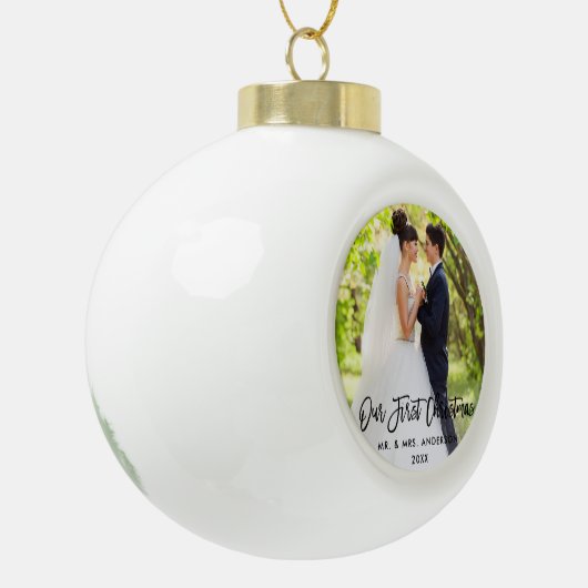 Modern Brush Script Hochzeit Unser erstes Weihnach Keramik Kugel-Ornament (Links)