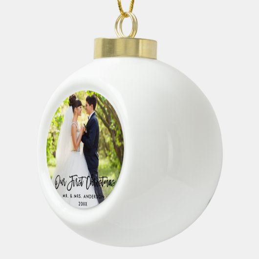 Modern Brush Script Hochzeit Unser erstes Weihnach Keramik Kugel-Ornament (Rechts)
