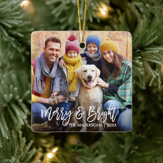 Modern Brush Script Merry & Bright Family Foto Keramikornament (Baum)
