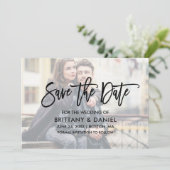 Modern Brush Script Overlay Save the Date Card (Stehend Vorderseite)