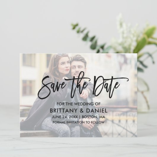 Modern Brush Script Overlay Save the Date Card (Stehend Vorderseite)