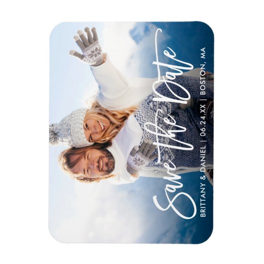 Modern Brush Script Save the Date Couple Foto W Magnet (Vertikal)