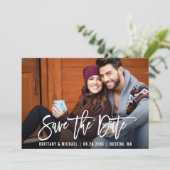 Modern Brush Script Save the Date Foto Kraft Card Einladung (Stehend Vorderseite)