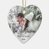 Modern Brush Script Unser erstes Weihnachtspaar B Keramik Ornament (Links)