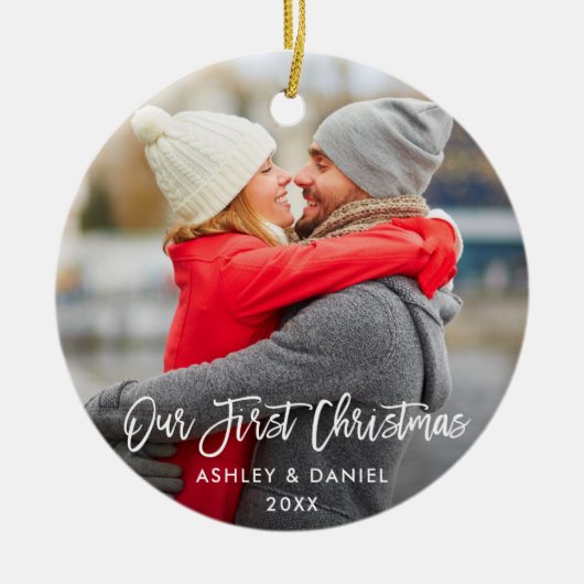 Modern Brush Script Unser erstes Weihnachtspaar Keramik Ornament (Vorne)