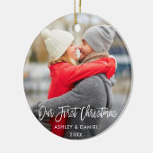 Modern Brush Script Unser erstes Weihnachtspaar Keramik Ornament (Links)